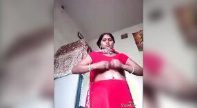देसी एमएमएस व्हिडिओमध्ये एक गरम आई तिच्या मोठ्या मालमत्ता प्रकट करते 3 मिन 10 सेकंद