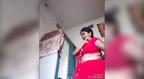 देसी एमएमएस व्हिडिओमध्ये एक गरम आई तिच्या मोठ्या मालमत्ता प्रकट करते 3 मिन 20 सेकंद