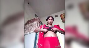 देसी एमएमएस व्हिडिओमध्ये एक गरम आई तिच्या मोठ्या मालमत्ता प्रकट करते 0 मिन 40 सेकंद