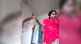 देसी एमएमएस व्हिडिओमध्ये एक गरम आई तिच्या मोठ्या मालमत्ता प्रकट करते 1 मिन 00 सेकंद