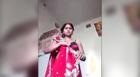 देसी एमएमएस व्हिडिओमध्ये एक गरम आई तिच्या मोठ्या मालमत्ता प्रकट करते 1 मिन 10 सेकंद