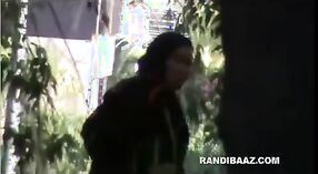 Kamera langsung tersembunyi menangkap sesi seks luar ruangan seorang gadis muda India 0 min 0 sec