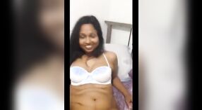 Bhabha ' s solo spelen met een dildo in deze desi porno video 0 min 0 sec