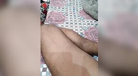 દેશી ભારતીય પત્ની તેના એમએમસી ક્લાયંટને તેના સેક્સી બોડી આકાર અને છિદ્રો બતાવે છે 0 મીન 30 સેકન્ડ