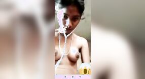 देसी लड़की नग्न हो जाता है और खुद को सुख में एक भाप से भरा वीडियो 1 मिन 10 एसईसी