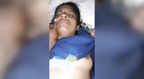 Indyjski mms wideo pokazuje kobieta ' s skupić się na zadowolenie klienta 0 / min 0 sec
