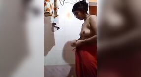 Bhabhi Indiase naakt bad tijd seks Film 2 min 20 sec