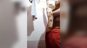 Секс-фильм обнаженной индианки Бхабхи во время купания 2 минута 40 сек