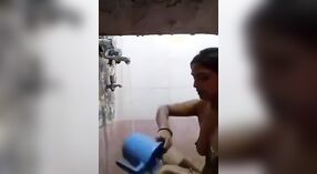 Секс-фильм обнаженной индианки Бхабхи во время купания 0 минута 0 сек