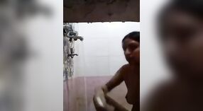 Секс-фильм обнаженной индианки Бхабхи во время купания 0 минута 40 сек
