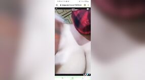 Tetona Desi Bhabhi hace alarde de sus curvas en una cámara en vivo video porno 16 mín. 50 sec