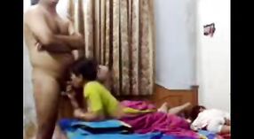 Индийская тетушка шалит в сари с молодым парнем в этом дези секс видео 0 минута 0 сек