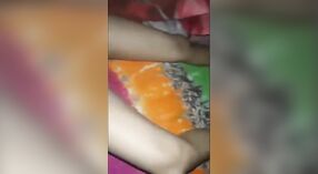 Bengali courtesan cho một gợi cảm blowjob trong khi nằm xuống 2 tối thiểu 50 sn