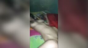 Une courtisane bengali fait une pipe sensuelle en position couchée 3 minute 00 sec