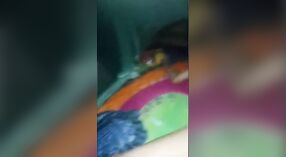 Une courtisane bengali fait une pipe sensuelle en position couchée 3 minute 20 sec