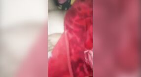 Une courtisane bengali fait une pipe sensuelle en position couchée 0 minute 0 sec