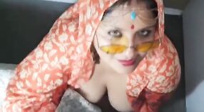 Desi esposa con grandes tetas se cubre de semen mientras se filma 5 mín. 40 sec