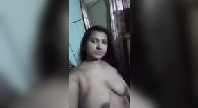 벵골어 섹시한중년여성을 과시 그녀의 큰 가슴과 처진 가슴 앞에서 카메라 2 최소 50 초