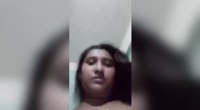 벵골어 섹시한중년여성을 과시 그녀의 큰 가슴과 처진 가슴 앞에서 카메라 3 최소 10 초