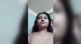 Bangla Mamuśki pyszni jej Duże cycki i obwisłe piersi przed kamerą 0 / min 0 sec