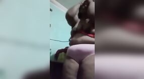 벵골어 섹시한중년여성을 과시 그녀의 큰 가슴과 처진 가슴 앞에서 카메라 0 최소 30 초