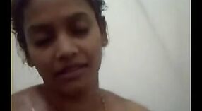 Indiase bhabhi gets haar vul van seksueel genot in de kantoor! 0 min 40 sec