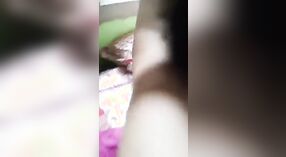 Seks hardcore dan pussyfucking pasangan Bangla dalam video bergaya MMS 1 min 20 sec