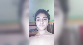 Une jolie fille Desi se masturbe devant la caméra dans une scène MMS 1 minute 40 sec