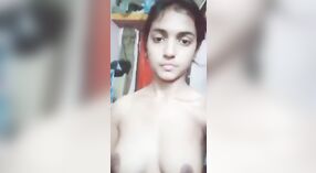 Fofa Desi menina masturbates ligar câmera em uma MMS cena 1 minuto 00 SEC