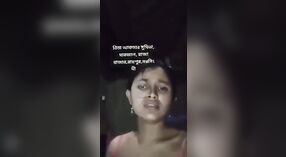 Gadis Muslim saka desa ngunggahake dodo sing kenceng lan seneng driji 3 min 10 sec