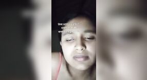 Gadis Muslim saka desa ngunggahake dodo sing kenceng lan seneng driji 3 min 30 sec