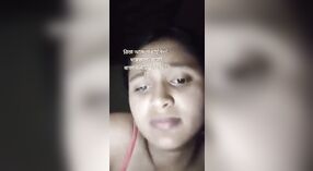 Gadis Muslim saka desa ngunggahake dodo sing kenceng lan seneng driji 3 min 40 sec
