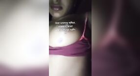 गावातील मुस्लिम मुलगी तिच्या ठाम स्तनांना चिकटवते आणि बोटात गुंतते 4 मिन 30 सेकंद