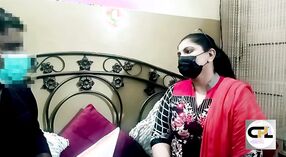 Desi bhabhi cheats trên cô ấy ông chủ với Pakistan đàn ông vì tiền mặt 0 tối thiểu 0 sn