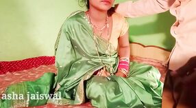 Chica india con grandes tetas recibe un masaje y tiene sexo en varias posiciones 1 mín. 10 sec