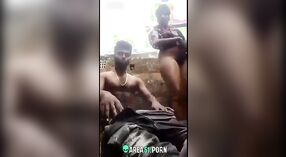 Tante aînée infidèle surprise en train de faire l'amour à theruins par son amant Desi 3 minute 00 sec