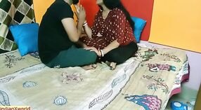 Desi bhabhi menjilat dan meniduri vaginanya yang ketat oleh putra temannya! 0 min 0 sec