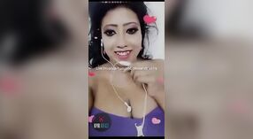 Busty Desi MILF dengan vagina berbulu menjadi nakal di depan kamera dengan kebocoran MMS 5 min 20 sec