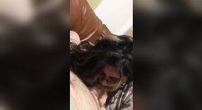 Une femme indienne au corps potelé fait une pipe à son mari 1 minute 50 sec