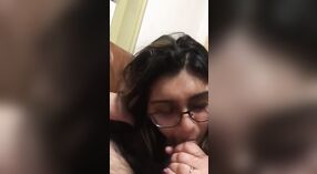 Une femme indienne au corps potelé fait une pipe à son mari 3 minute 30 sec