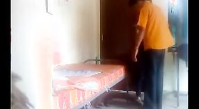 Изменяющая индийская жена шалит на скрытую камеру с соседом 4 минута 20 сек