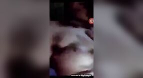 Indian kaendahan pleasures piyambak kanggo kamera karo dheweke driji 2 min 40 sec