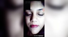 भारतीय सौंदर्य तिच्या बोटांनी कॅमेर्‍यासाठी स्वत: ला सुख करते 4 मिन 00 सेकंद