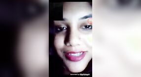 भारतीय सौंदर्य तिच्या बोटांनी कॅमेर्‍यासाठी स्वत: ला सुख करते 4 मिन 20 सेकंद