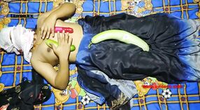 Une étudiante indienne aime le concombre et la banane avec sa petite amie desi 2 minute 50 sec