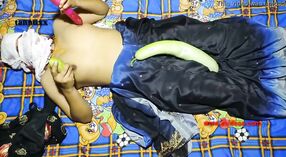 Индийская студентка колледжа наслаждается сексом с огурцами и бананами со своей подругой Дези 3 минута 40 сек