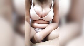 Model Bangla telanjang untuk acara webcam dengan payudara besar dan jari 0 min 0 sec