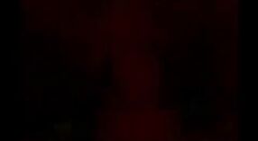 దేశీ అమ్మాయి తన ప్రేమికుడిని కౌగర్ల్ స్థానంలో నడుపుతున్న ముందు ఉద్వేగభరితమైన బ్లోజాబ్ ఇస్తుంది 3 మిన్ 00 సెకను