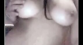 Indiano porno clip dispone di un spogliarello scena con grandi tette 2 min 40 sec