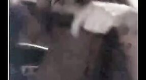 ఇండియన్ పోర్న్ క్లిప్‌లో పెద్ద వక్షోజాలతో స్ట్రిప్‌టీస్ దృశ్యం ఉంది 3 మిన్ 00 సెకను